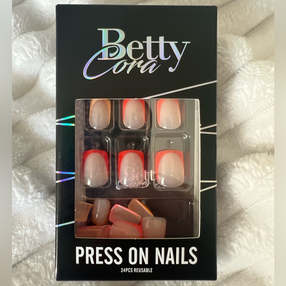 Betty Cora Press On Nails